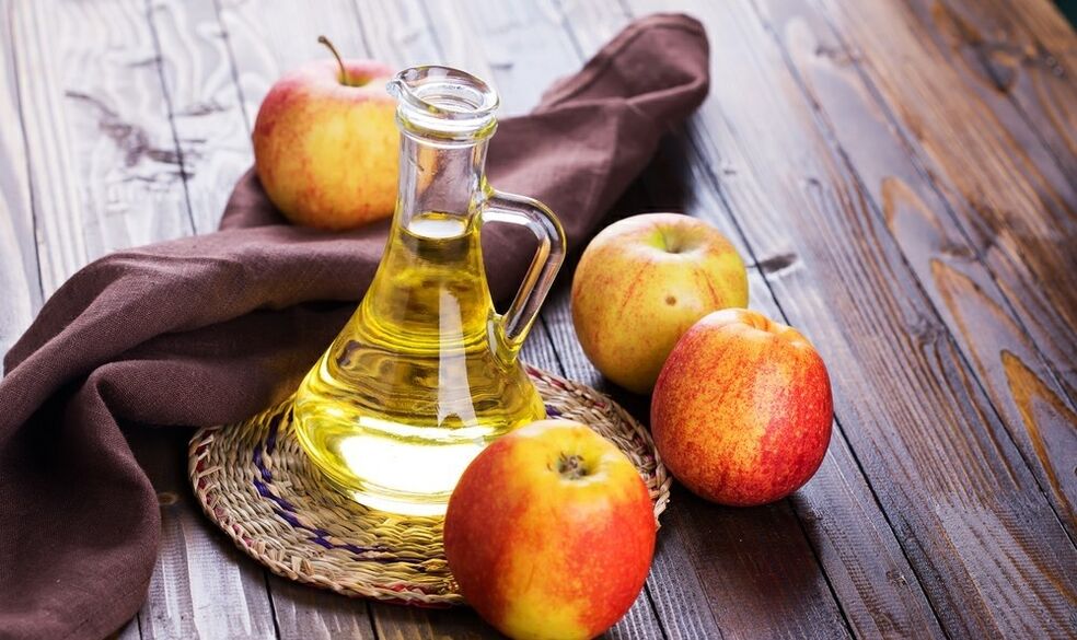 epal dan cuka sari apel di atas meja pelangsingan badan