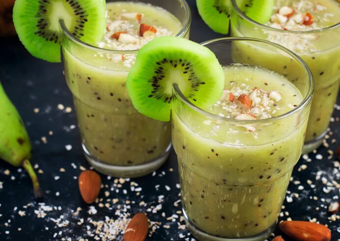 Kiwi dan smoothie pisang masak untuk penurunan berat badan