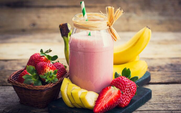 Smoothie buah dengan pisang dan strawberi dalam diet mereka yang ingin menurunkan berat badan