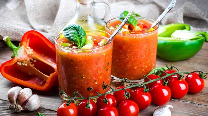 Smoothie detoks dengan tomato ceri dan lada benggala untuk memberi tenaga dan menggalakkan penurunan berat badan