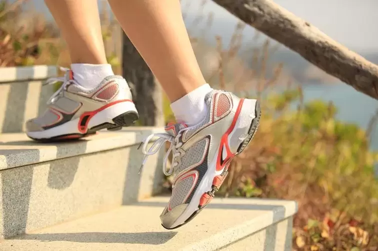 Berlari tangga adalah cara untuk menguatkan otot kaki dan menurunkan berat badan