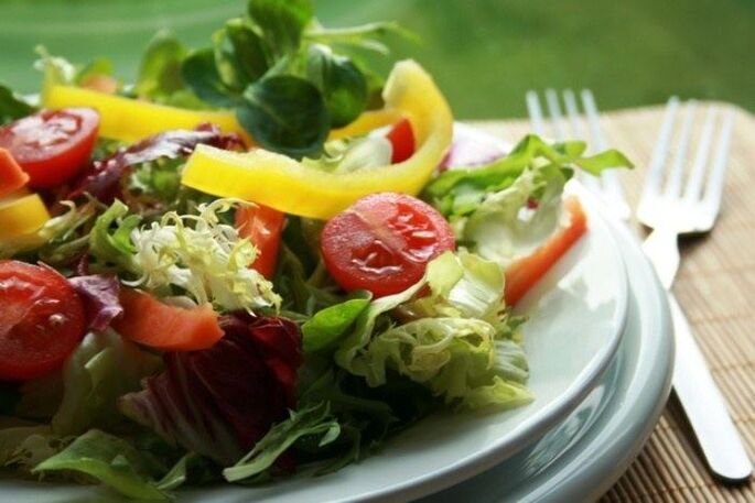 salad sayuran untuk penurunan berat badan pada pemakanan yang betul